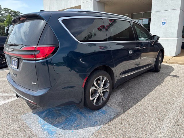 Used 2023 Chrysler Pacifica Pinnacle w/ Trailer Tow Group AWD/4WD image 2