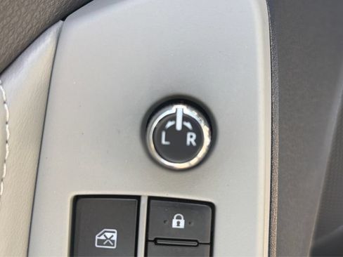 Used 2019 Toyota Avalon XLE w/ Moonroof Package FWD image 39