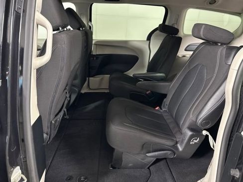 Used 2023 Chrysler Voyager LX image 25