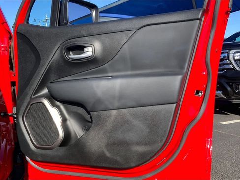 Used 2023 Jeep Renegade Latitude w/ Premium Group image 46