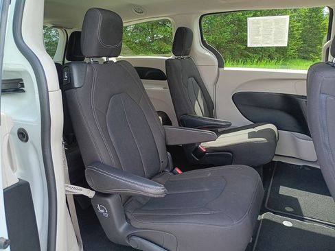 Used 2023 Chrysler Voyager LX FWD image 17