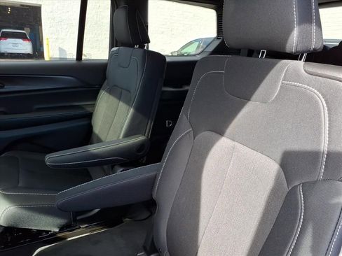 New 2025 Jeep Grand Cherokee L Laredo image 17