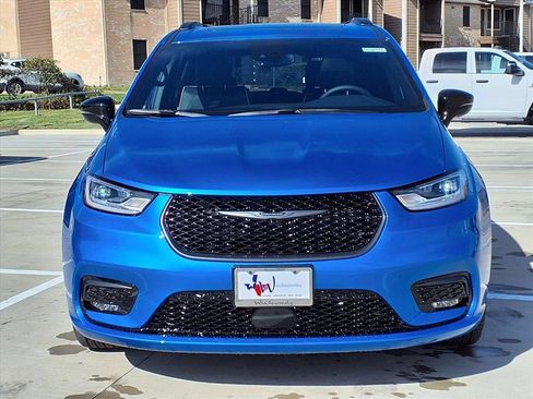 New 2026 Chrysler Pacifica Limited w/ S Appearance Package FWD image 4