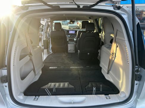 Used 2024 Chrysler Pacifica Touring-L image 39