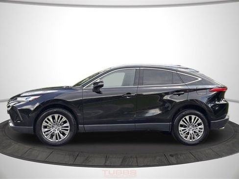 Used 2023 Toyota Venza XLE image 3