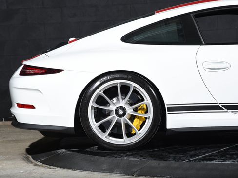 Used 2016 Porsche 911 R RWD image 19
