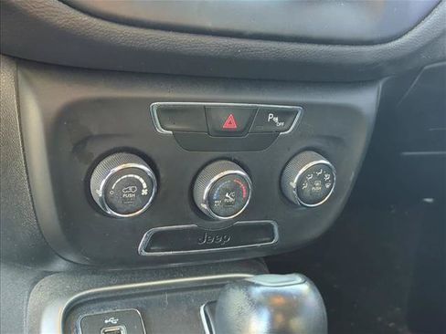 Used 2018 Jeep Compass Latitude w/ Safe & Security Group FWD image 19