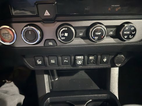 Used 2018 Toyota Tacoma TRD Off-Road w/ Technology Package image 24