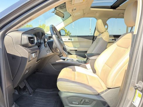 Used 2022 Ford Explorer Limited w/ Equipment Group 301A RWD image 11