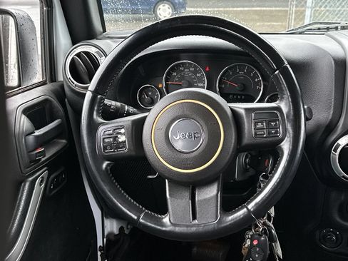 Used 2017 Jeep Wrangler Unlimited Sahara w/ Connectivity Group AWD/4WD image 17