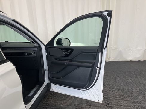 Used 2025 Lincoln Aviator AWD w/ Jet Appearance Package image 20
