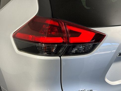 Used 2018 Nissan Rogue SV w/ Premium Package image 36