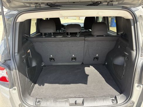 Used 2023 Jeep Renegade Latitude AWD/4WD image 27
