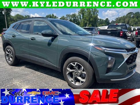 Used 2025 Chevrolet Trax LT FWD image 1