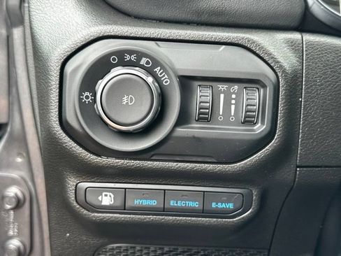 Used 2022 Jeep Wrangler Unlimited Sahara w/ Cold Weather Group AWD/4WD image 11