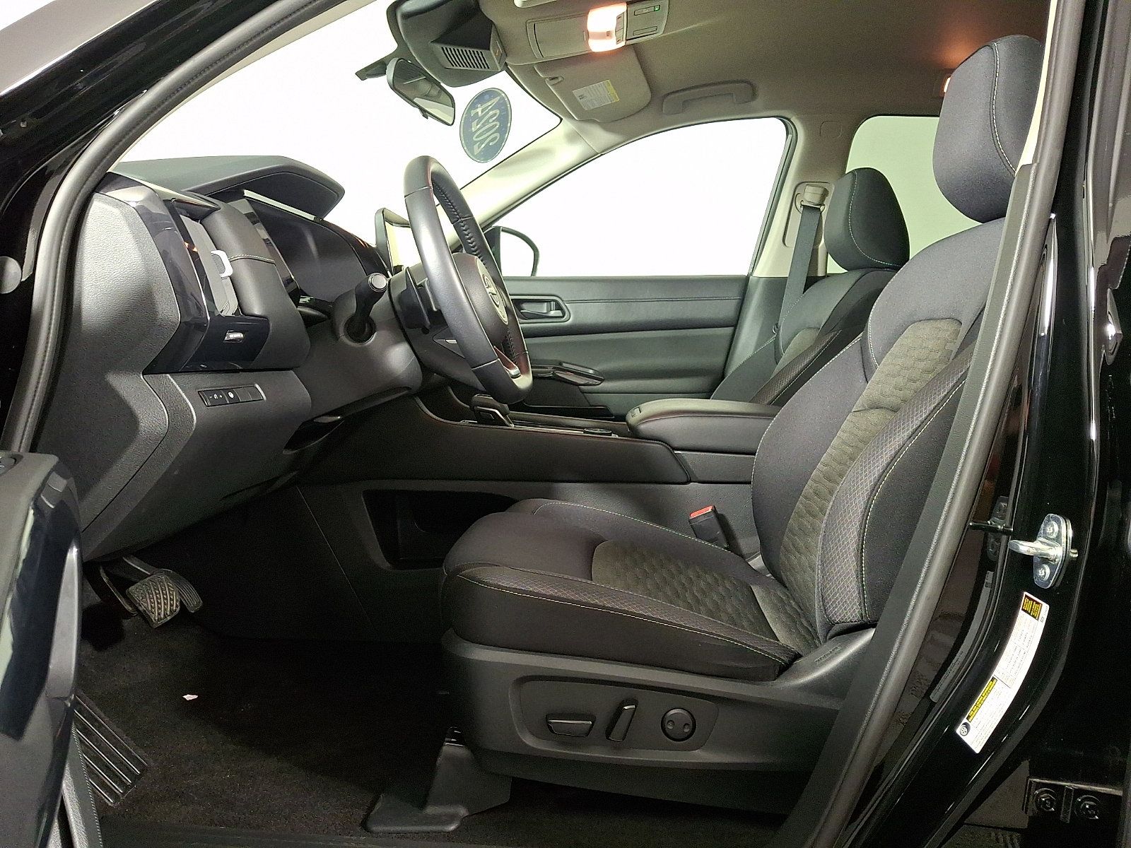 Used 2024 Nissan Pathfinder SV w/ Black Appearance Package AWD/4WD image 16