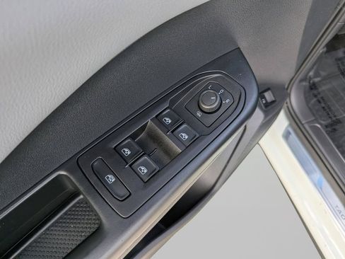 Used 2023 Volkswagen Taos SE w/ Panoramic Sunroof Package FWD image 17