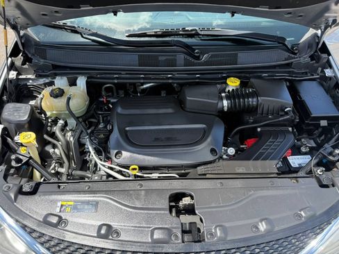 Used 2020 Chrysler Pacifica Touring-L FWD image 16