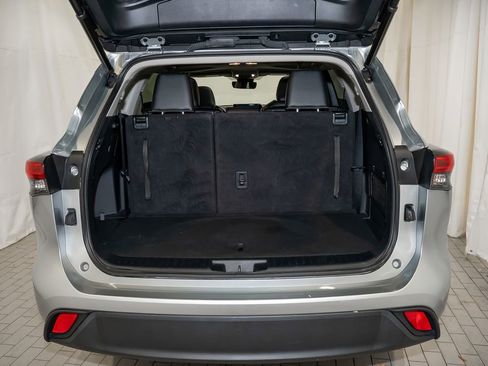 Used 2023 Toyota Highlander XLE image 6