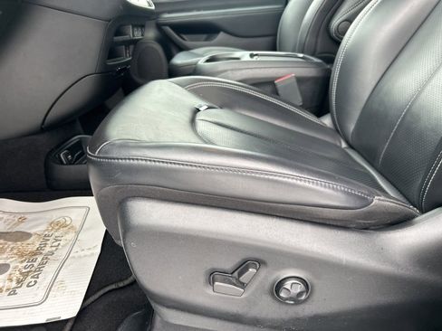 Used 2023 Chrysler Pacifica Touring-L w/ Uconnect Theater Family Group image 11