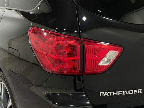 Used 2019 Nissan Pathfinder Platinum image 36