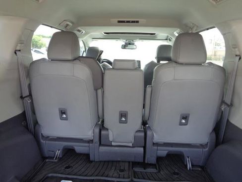 Used 2021 Toyota Sienna XLE FWD image 38