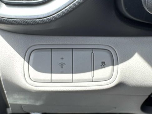 Used 2025 Hyundai Venue SEL FWD image 22