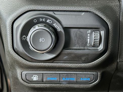 Used 2023 Jeep Wrangler Unlimited Sahara image 17