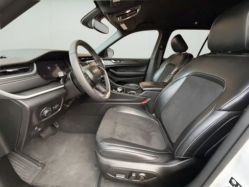 Used 2024 Jeep Grand Cherokee Altitude image 10