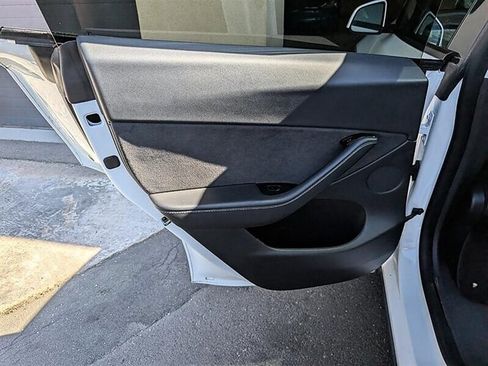 Used 2021 Tesla Model Y Long Range AWD/4WD image 24