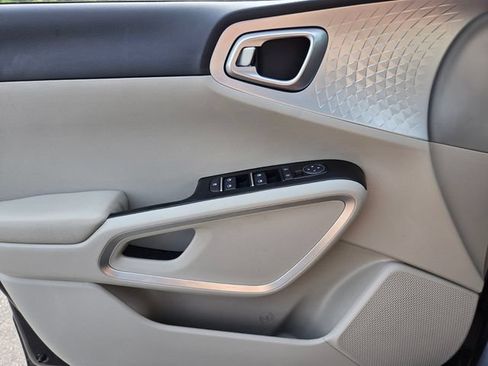 Used 2025 Kia Soul LX w/ LX Technology Package FWD image 33