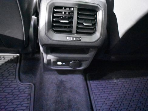 Used 2024 Volkswagen Tiguan SE R-Line image 30