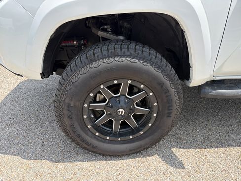 Used 2022 Toyota Tacoma TRD Sport w/ Technology Package AWD/4WD image 9