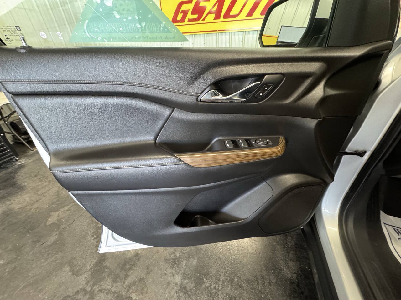 Used 2019 GMC Acadia SLE w/ LPO, Black Accent Package FWD image 19