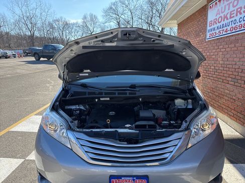Used 2017 Toyota Sienna LE image 38