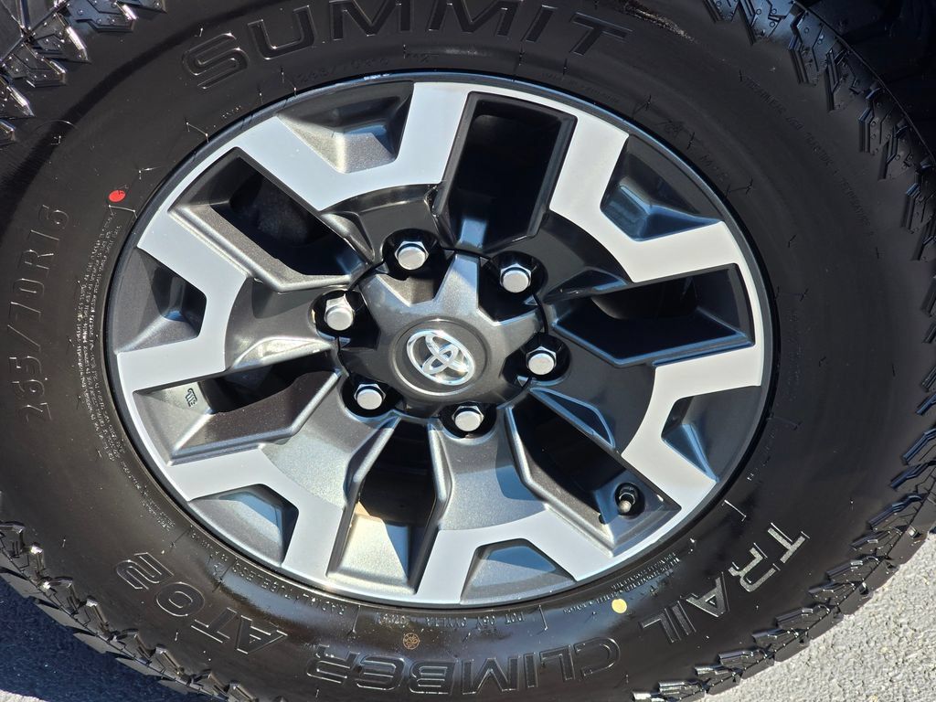 Used 2017 Toyota Tacoma TRD Off-Road AWD/4WD image 10