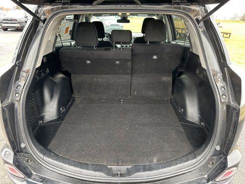 Used 2018 Toyota RAV4 LE image 9