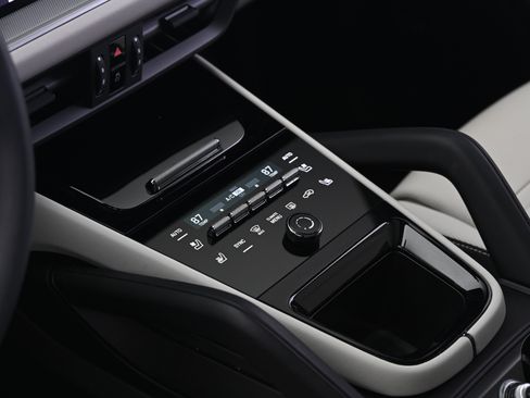 Used 2025 Porsche Cayenne image 33