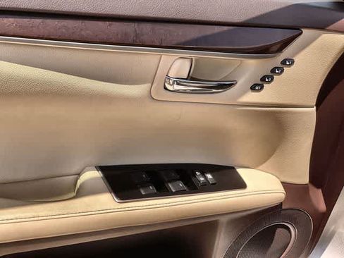 Used 2016 Lexus ES 350 w/ Luxury Package w/Wood Trim FWD image 30