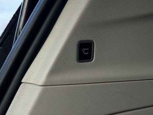 Used 2023 Chrysler Pacifica Limited image 11