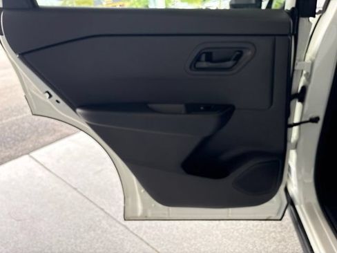 Used 2024 Nissan Rogue S FWD image 16