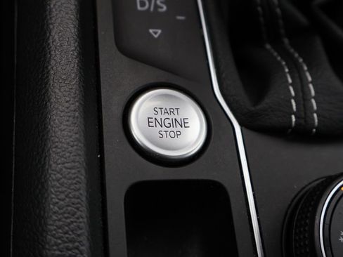 Certified 2022 Volkswagen Atlas Cross Sport SEL R-Line image 36