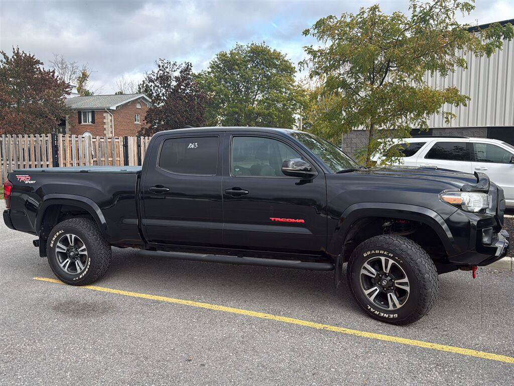 Used 2018 Toyota Tacoma TRD Sport w/ TRD Premium Sport Package AWD/4WD image 3