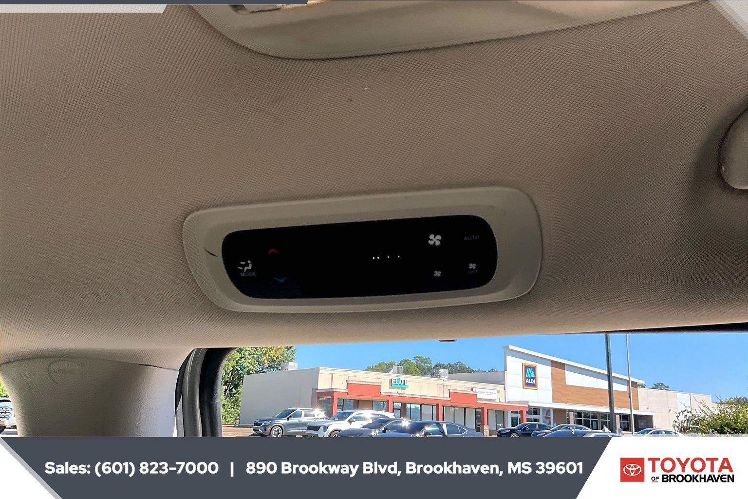 Used 2024 Chrysler Pacifica Touring-L FWD image 25