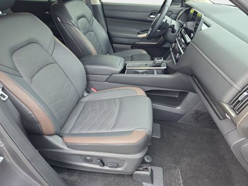 Used 2025 Nissan Pathfinder Platinum w/ Cargo Package FWD image 10