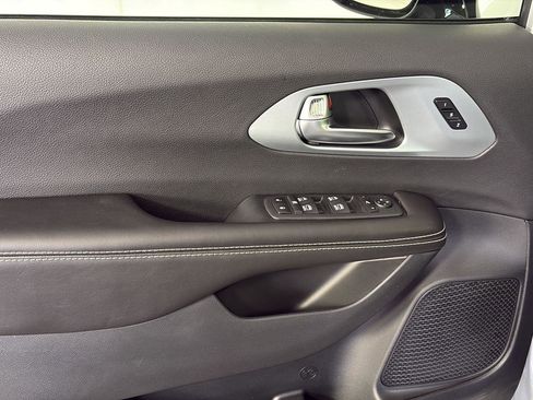 New 2026 Chrysler Pacifica Limited image 13