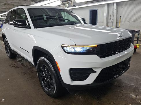 Used 2024 Jeep Grand Cherokee Altitude image 2