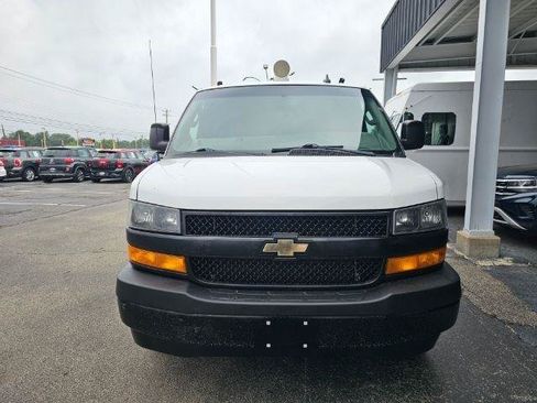 Used 2018 Chevrolet Express 2500 w/ Driver Convenience Package RWD image 3