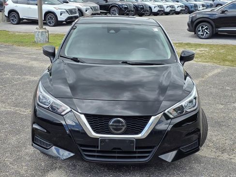 Used 2021 Nissan Versa SV image 3