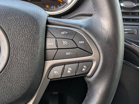 Used 2018 Jeep Grand Cherokee Limited image 25